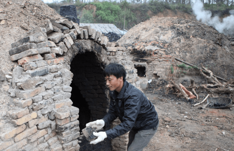 民国时,东北老窑头制炭有个"闷窑"绝技,直到临死才传给了徒弟