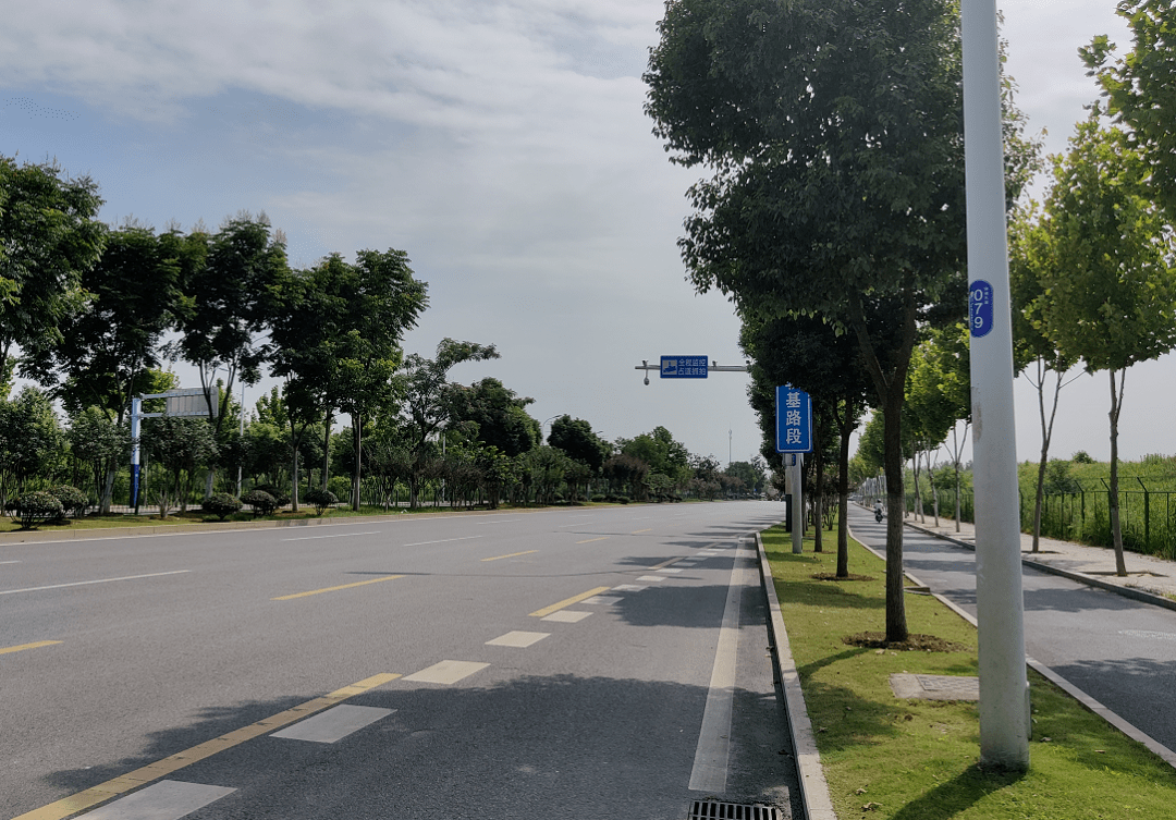 在建的招商商业,西侧是在建的融创秀场,西北方向是在建的骆岗生态公园