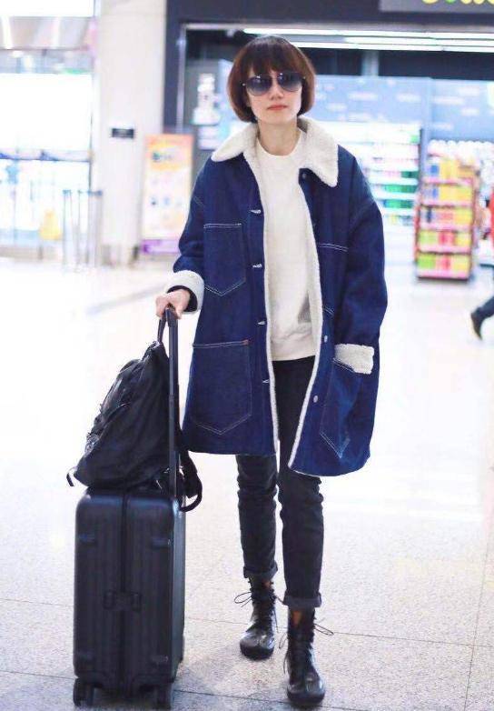 松紧|44岁袁泉难得没穿基本款，翻领外套配紧身裤松紧有度，很有国际范