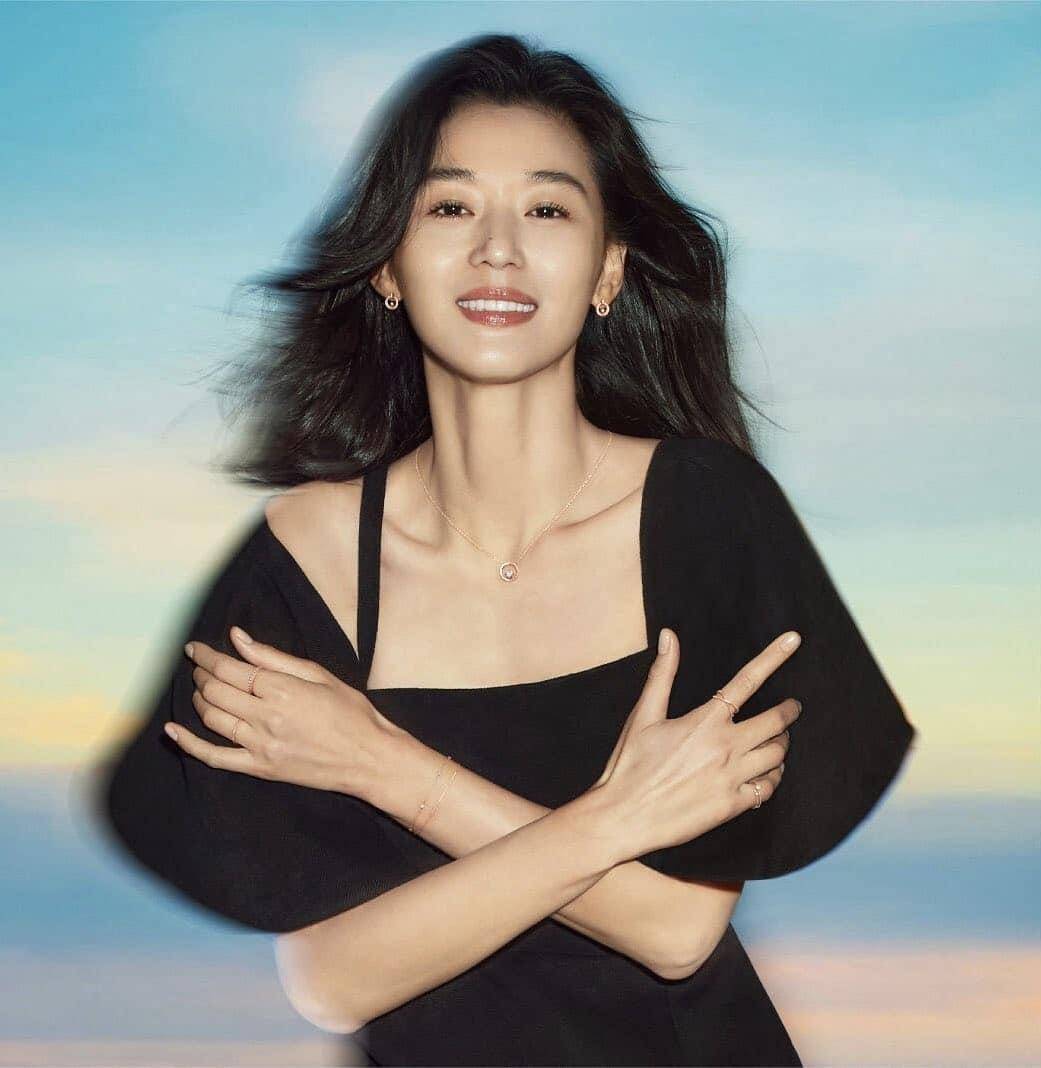 任达华|全智贤、任达华同框，穿斜肩连体裤气场开挂，堪称韩国女神真没错？