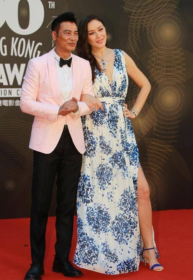 亮点|任达华琦琦“夫唱妇随”，女的穿印花裙，男的像穿粉西装，真时髦！