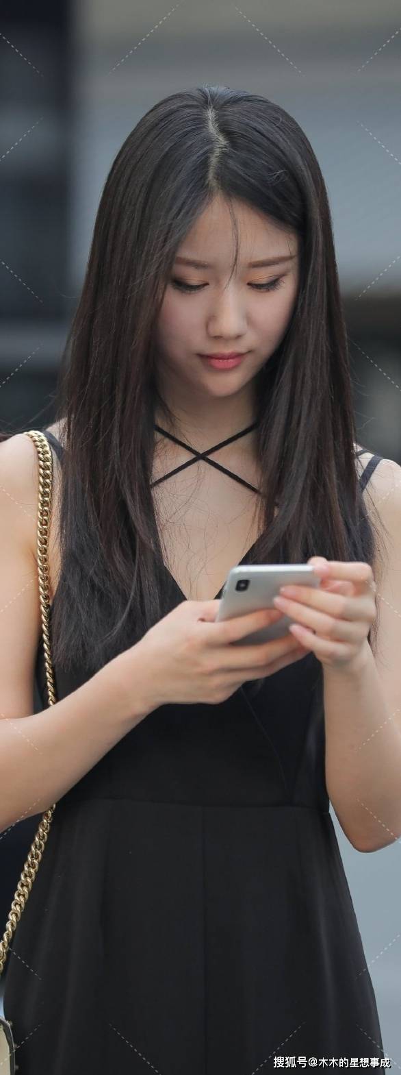 身材|V领口的服装不仅能让女孩穿出大气的时尚感更显身材