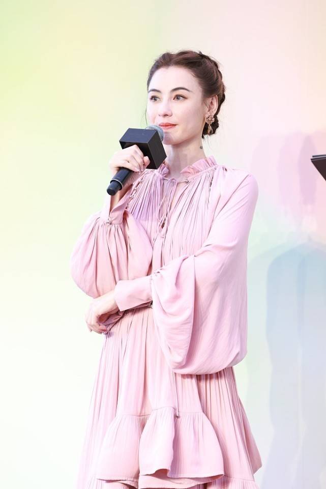 设计|谁说穿粉色会俗气？张柏芝的粉色穿搭时尚还显白，衣品很好