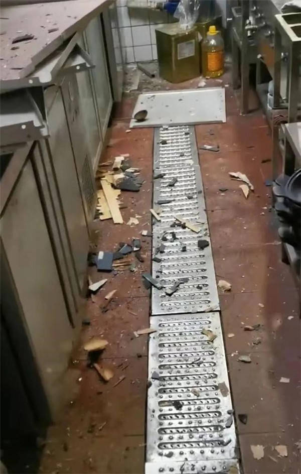 惊悚!餐厅厨房天花板突然掉落梯子,厨师被砸倒地