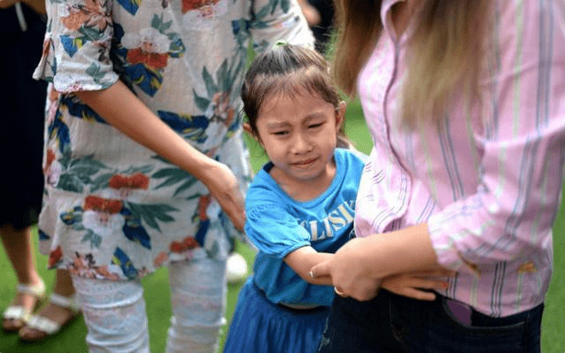 同学|“新型冷暴力”正在同学间蔓延，孩子偷偷抹眼泪，家长却没察觉到