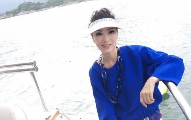 很漂亮|米雪素颜好消瘦，但真实的很漂亮，比节目里强行装嫩要好！