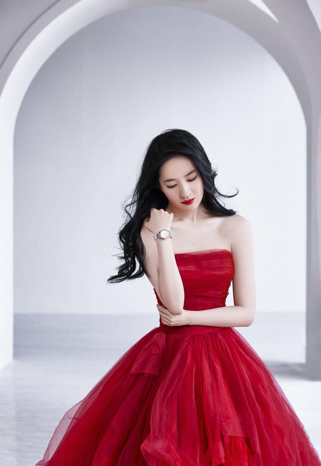 杀手锏|刘亦菲力证不胖使出杀手锏!红纱裙缠身勒出蜂腰,却还有麒麟臂