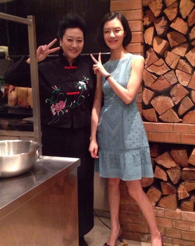感觉|王丽云上节目穿花裙好贵气，车晓太瘦了，穿T恤裙不如妈妈漂亮！