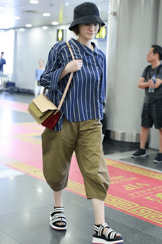 下半身|李小冉造型翻车了?条纹衬衫配工装裤舒适但显胖,好在气质撑住了