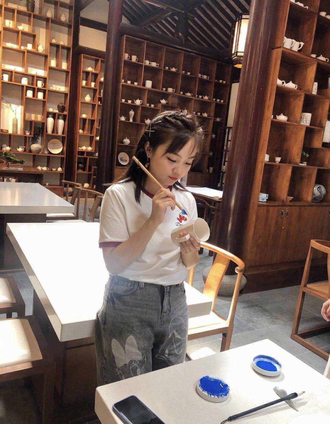 面料|林妙可身材又发福了？穿拼色连衣裙简约大气，可惜毫无曲线感