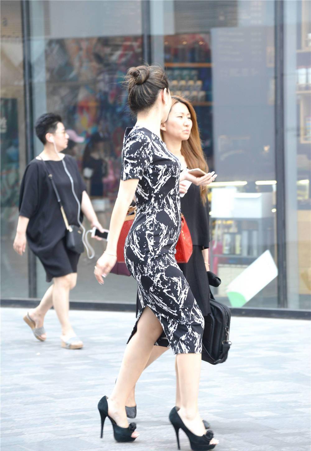 纹理|黑白色纹理紧身长裙，微胖身材穿着才好看，搭配10厘米的高跟鞋