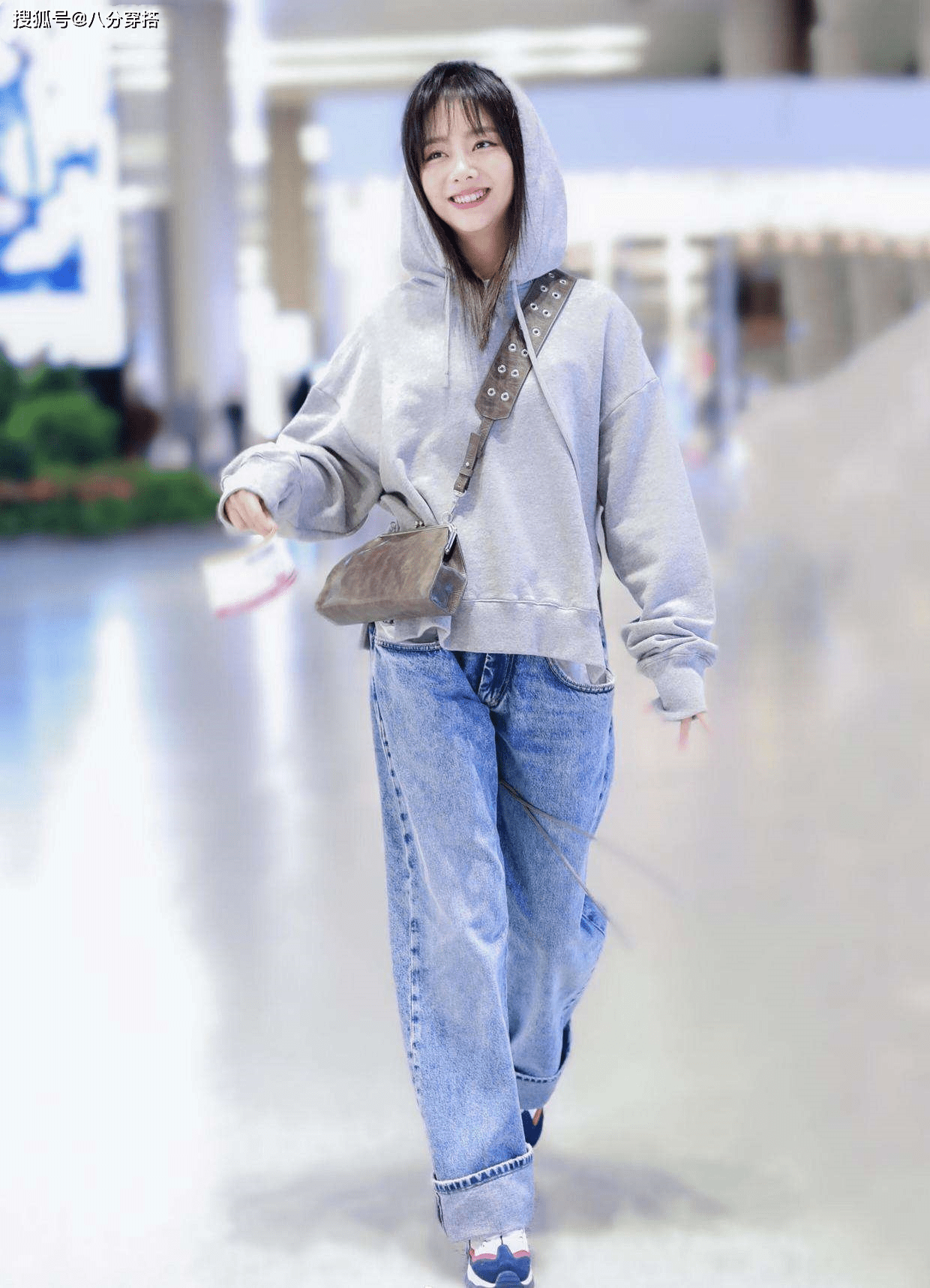 青春|谭松韵的娃娃脸真有优势，T恤配牛仔背带裤青春靓丽，嫩成邻家妹