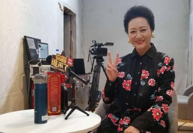 设计|明星母女同框太养眼！车晓和妈妈合体，65岁王丽云穿“贵妇装”