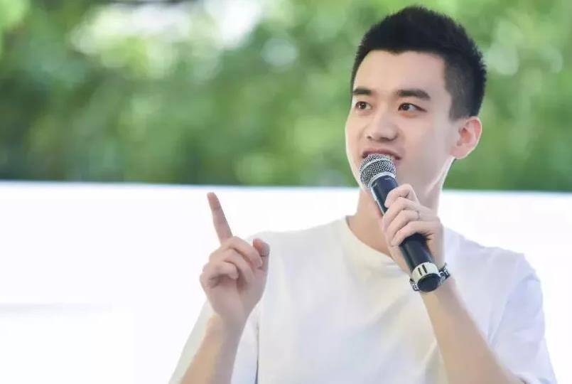 王勉|这个男人越“阴阳怪气”，网友就越喜欢