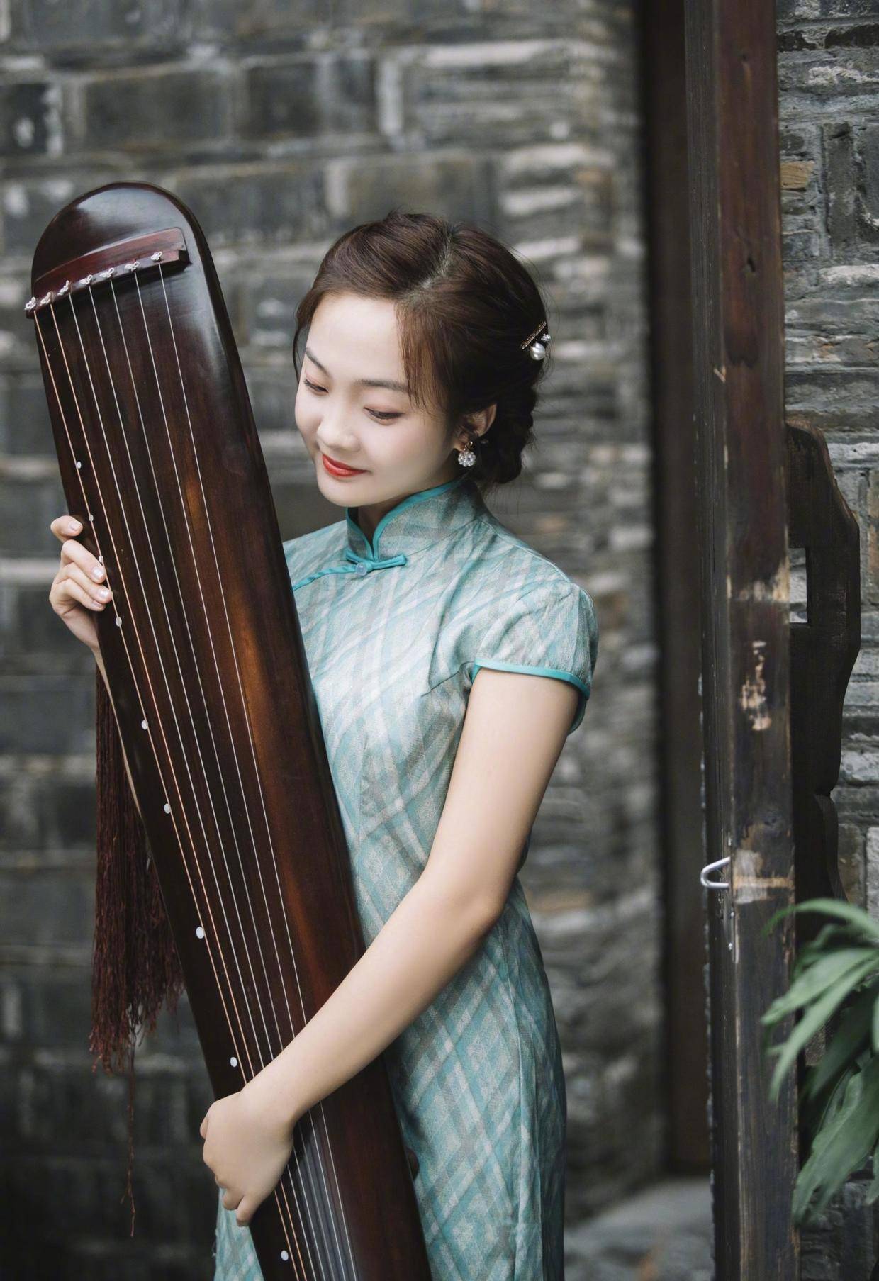 面料|林妙可身材又发福了？穿拼色连衣裙简约大气，可惜毫无曲线感