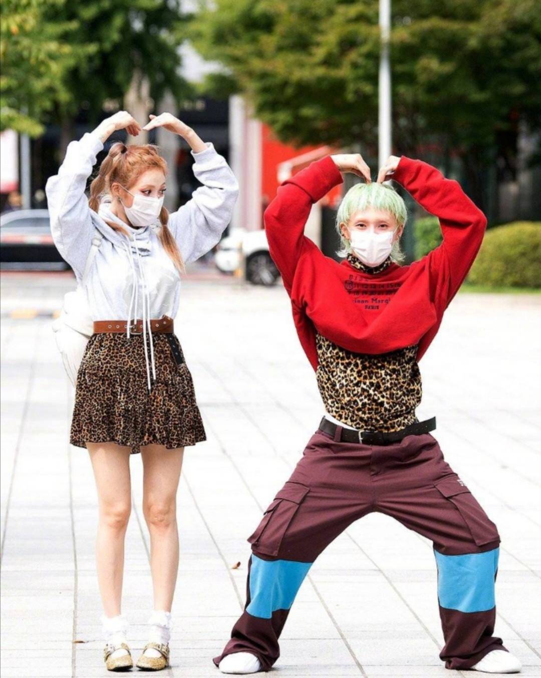 短裙|泫雅与男友花式比心,穿豹纹短裙演绎土味时尚,金晓钟绿发更抢镜