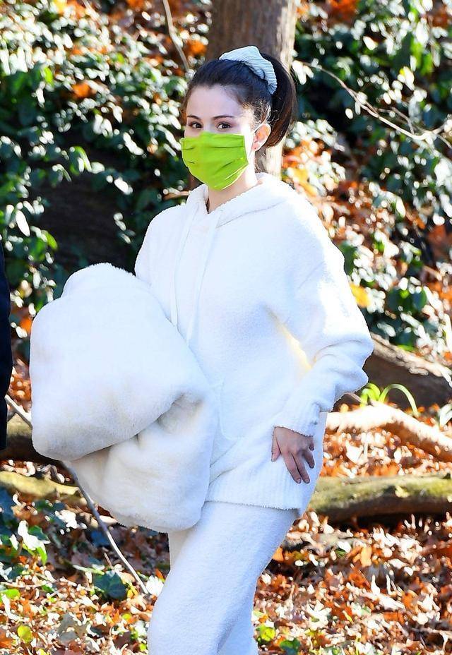 生活|赛琳娜状态真好!穿毛毛外套变身“时髦小姐”,胖嘟嘟可爱的很