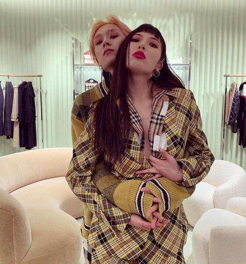 短裙|泫雅与男友花式比心,穿豹纹短裙演绎土味时尚,金晓钟绿发更抢镜