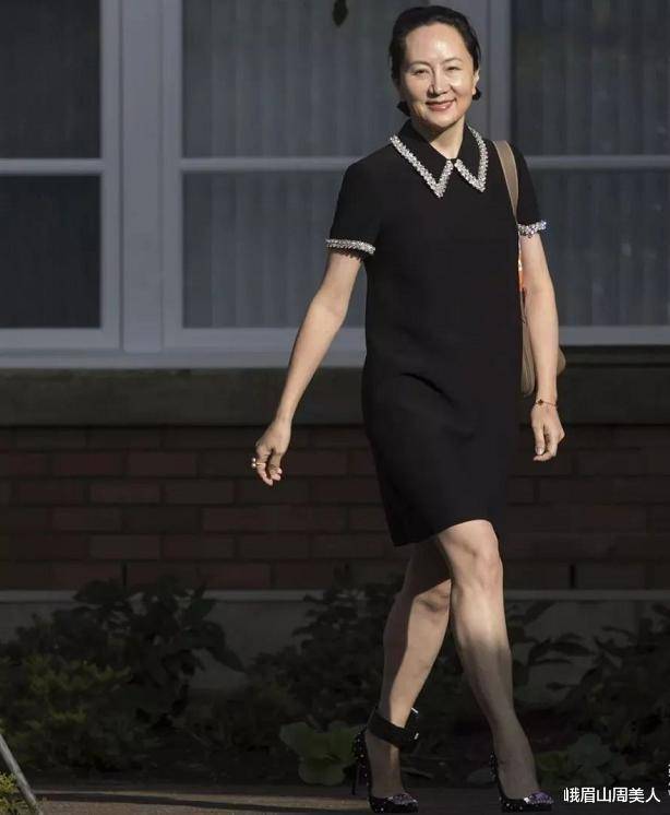 显得|真正大气的女人，裙子下面不会配凉鞋，不得体！看孟晚舟就知道了