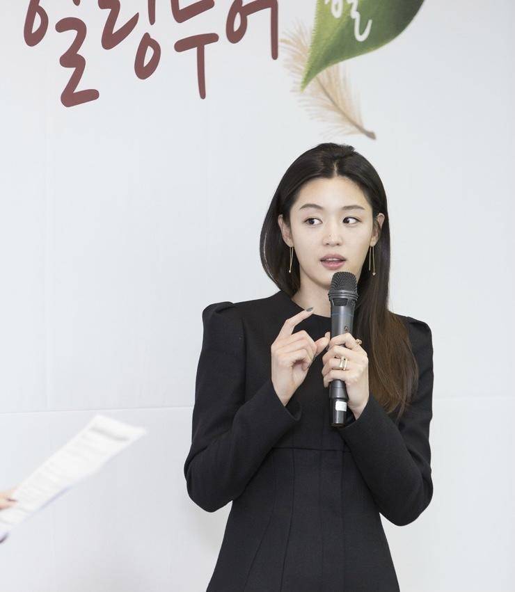 任达华|全智贤、任达华同框，穿斜肩连体裤气场开挂，堪称韩国女神真没错？