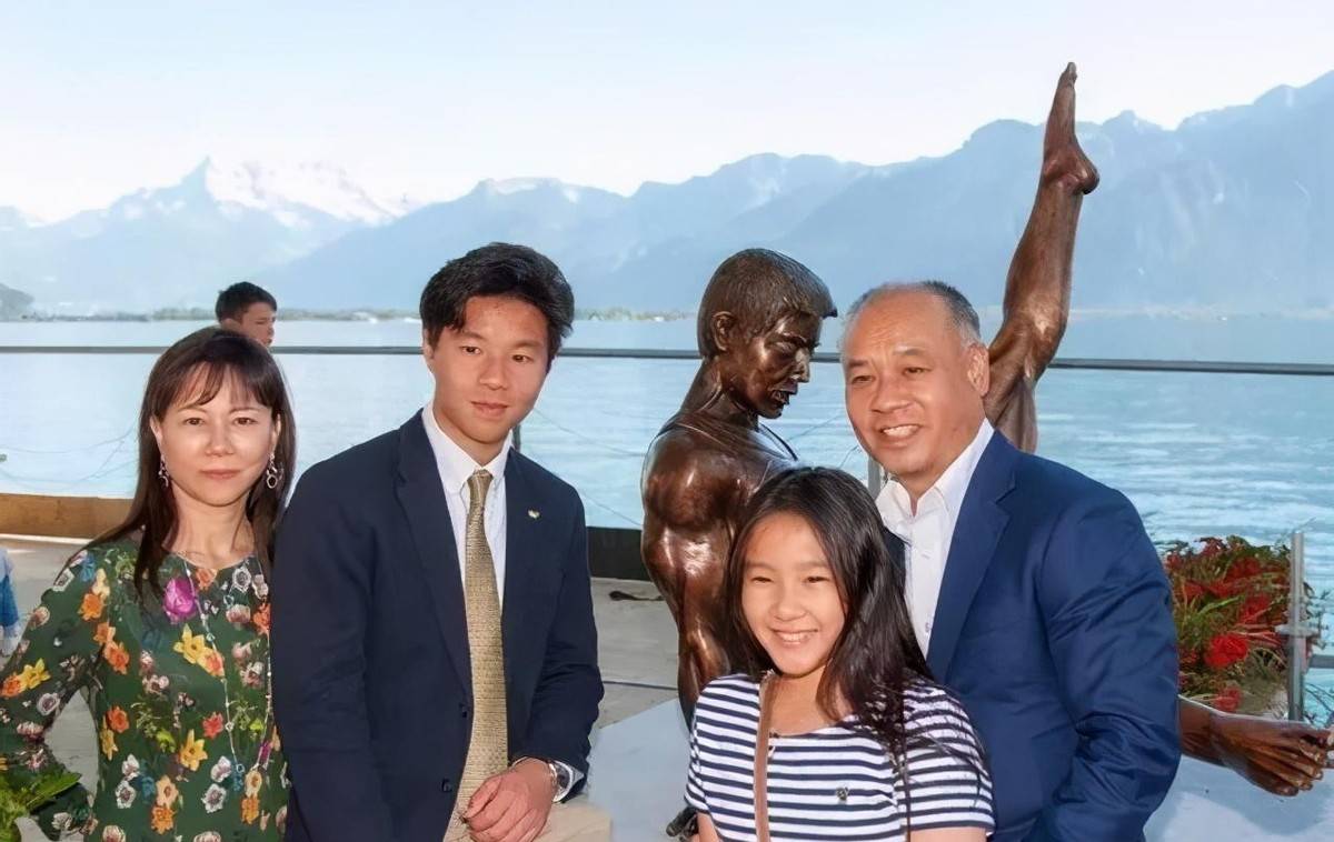 李宁虽然老的有点快,但妻子的颜值仍然不见老,不仅有气质还优雅_时尚