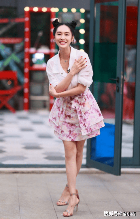 套装|朱茵这回风格大变，梳起大背头穿格纹西装套装，就她能穿出国际范