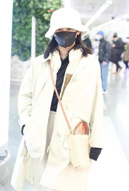 样式|34岁辛芷蕾亮相机场,穿“三层”衣服也不显胖,反而搭配出高级感