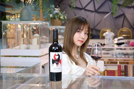 青年|关于文艺青年的小资生活，仅仅是来自一杯红酒！