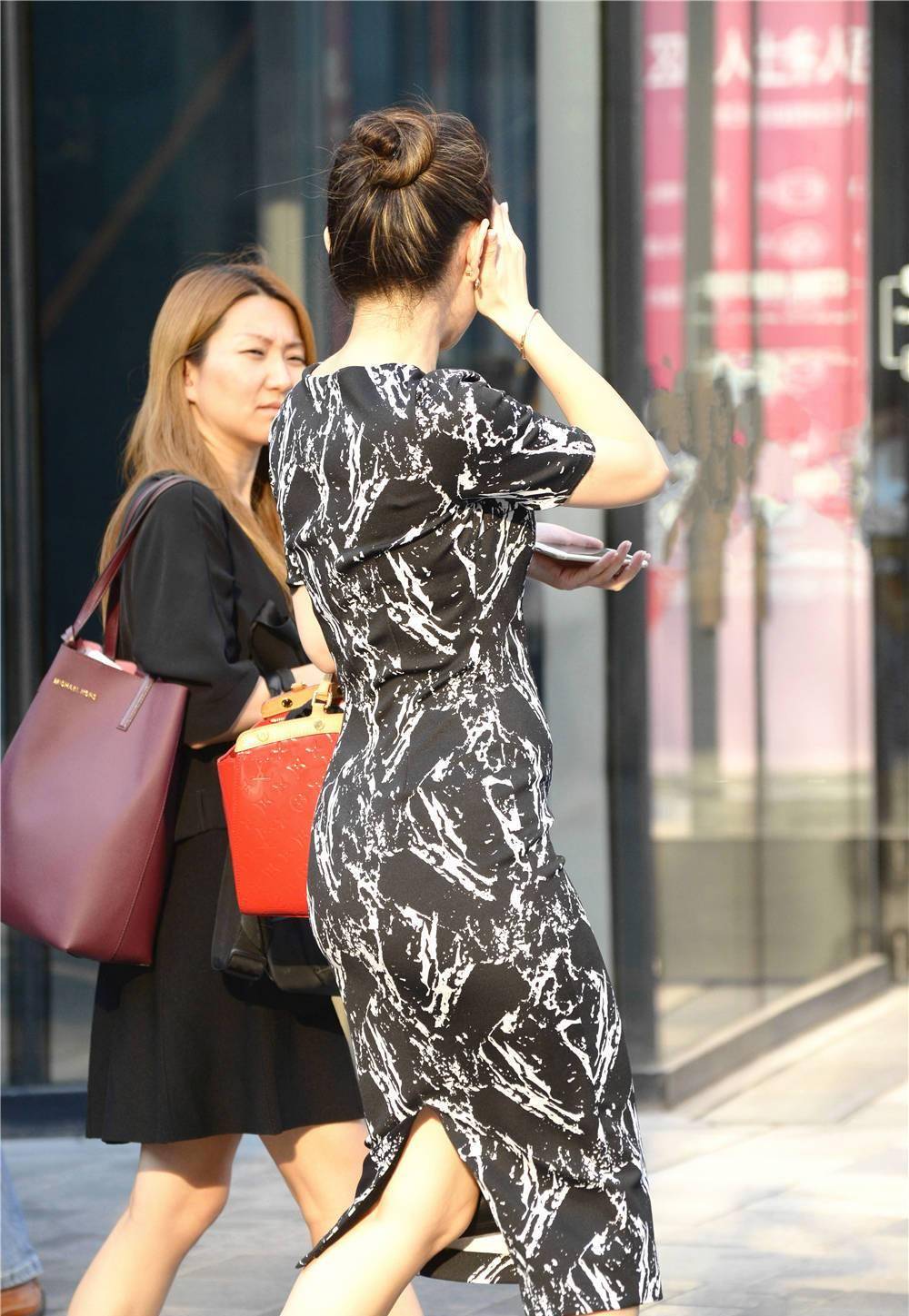 纹理|黑白色纹理紧身长裙，微胖身材穿着才好看，搭配10厘米的高跟鞋