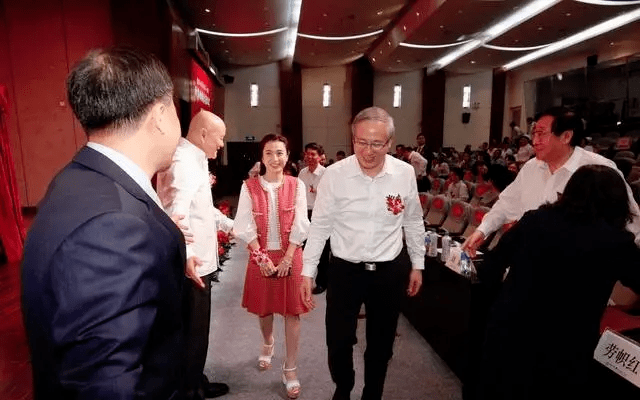 甘比|甘比3岁女儿罕见露正脸！穿短袖跟妈妈参加活动，长相神似刘銮雄
