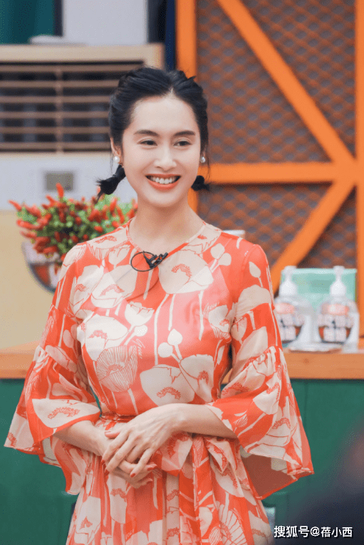 套装|朱茵这回风格大变，梳起大背头穿格纹西装套装，就她能穿出国际范