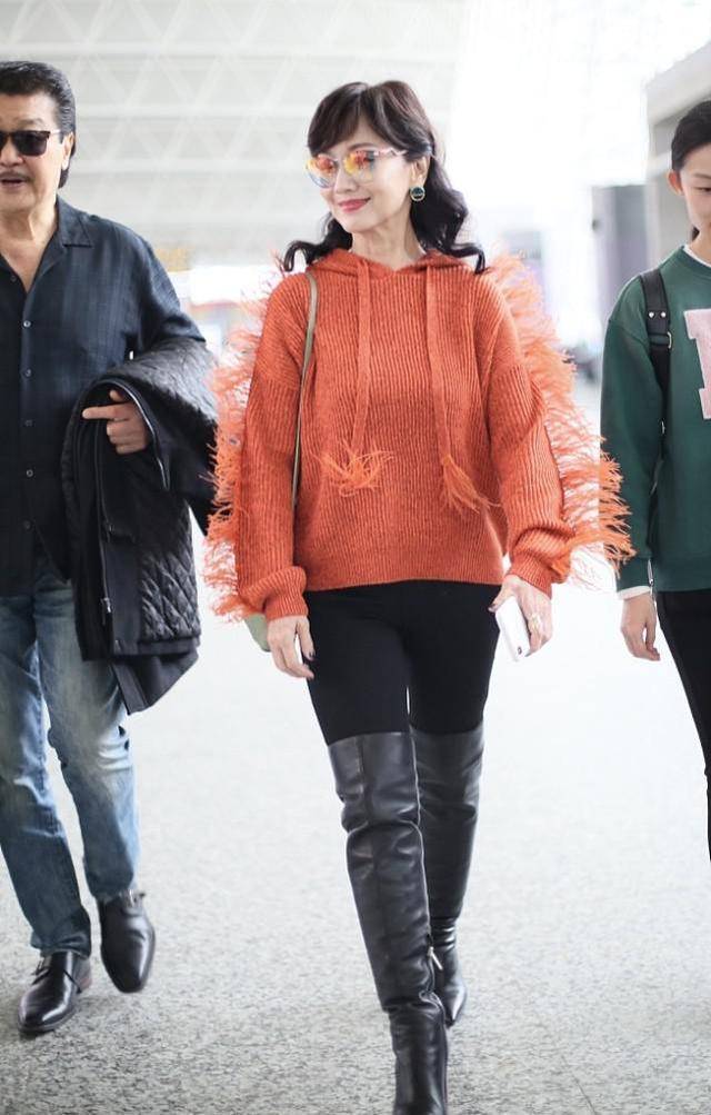 毛衣|不得不佩服赵雅芝,穿这么显胖还艳丽的毛衣,依旧能穿出青春感