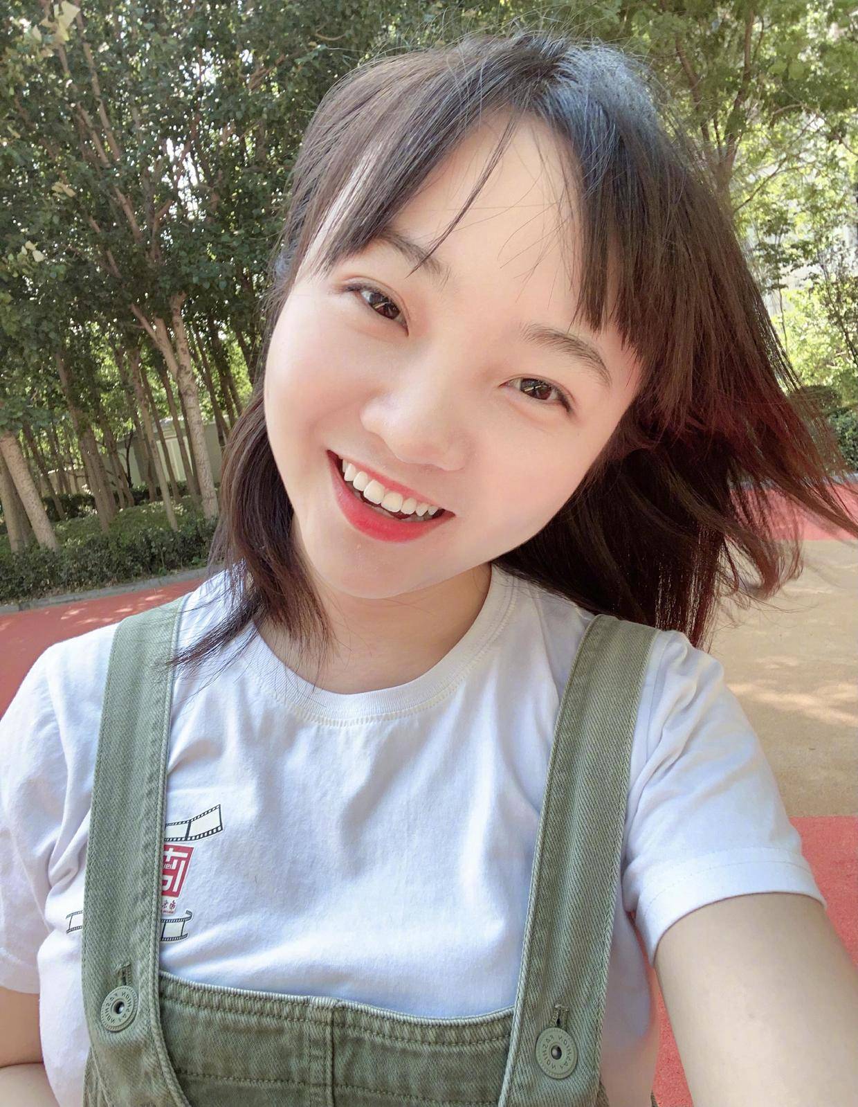 面料|林妙可身材又发福了？穿拼色连衣裙简约大气，可惜毫无曲线感