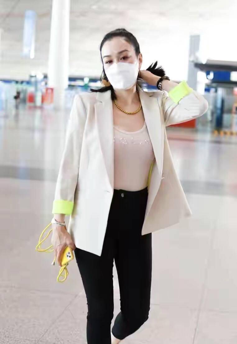 服装|钟丽缇两口子走机场，身材微胖还穿紧身外套，勒出“马蜂腰”绝了