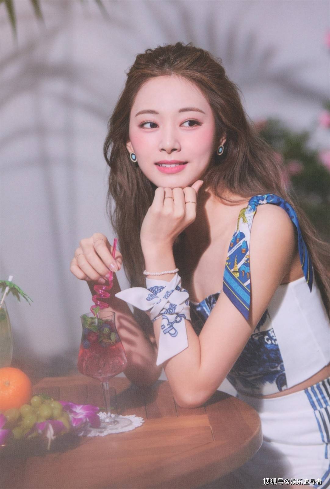 网友发现twice周子瑜戴牙套前后 脸型有了细微的变化 偶像