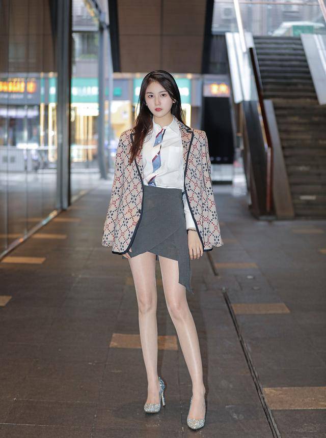 高跟鞋|穿“衣服”，该如何搭配鞋子？多种搭配风格可选，显高显腿长
