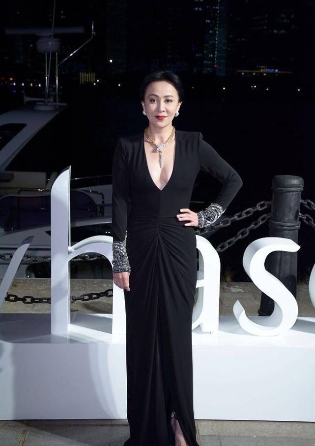 真会|香港女星真会保养，刘嘉玲不生子挺抗老的，身材好似“乳胶娃娃”