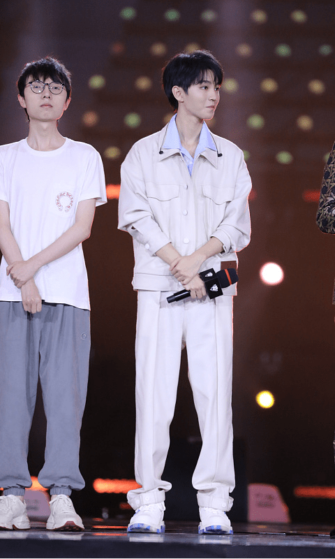 套装|王俊凯成长了不少，虽然穿白色套装还带着少年样，但一点不稚嫩了