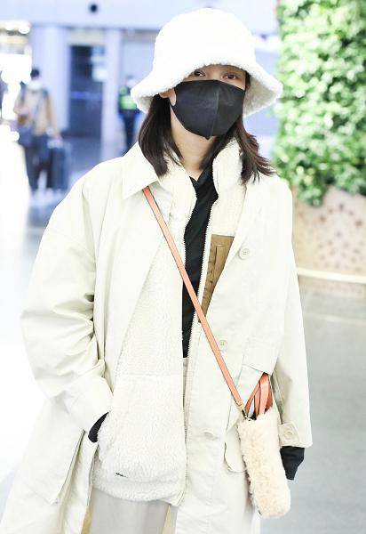 样式|34岁辛芷蕾亮相机场,穿“三层”衣服也不显胖,反而搭配出高级感