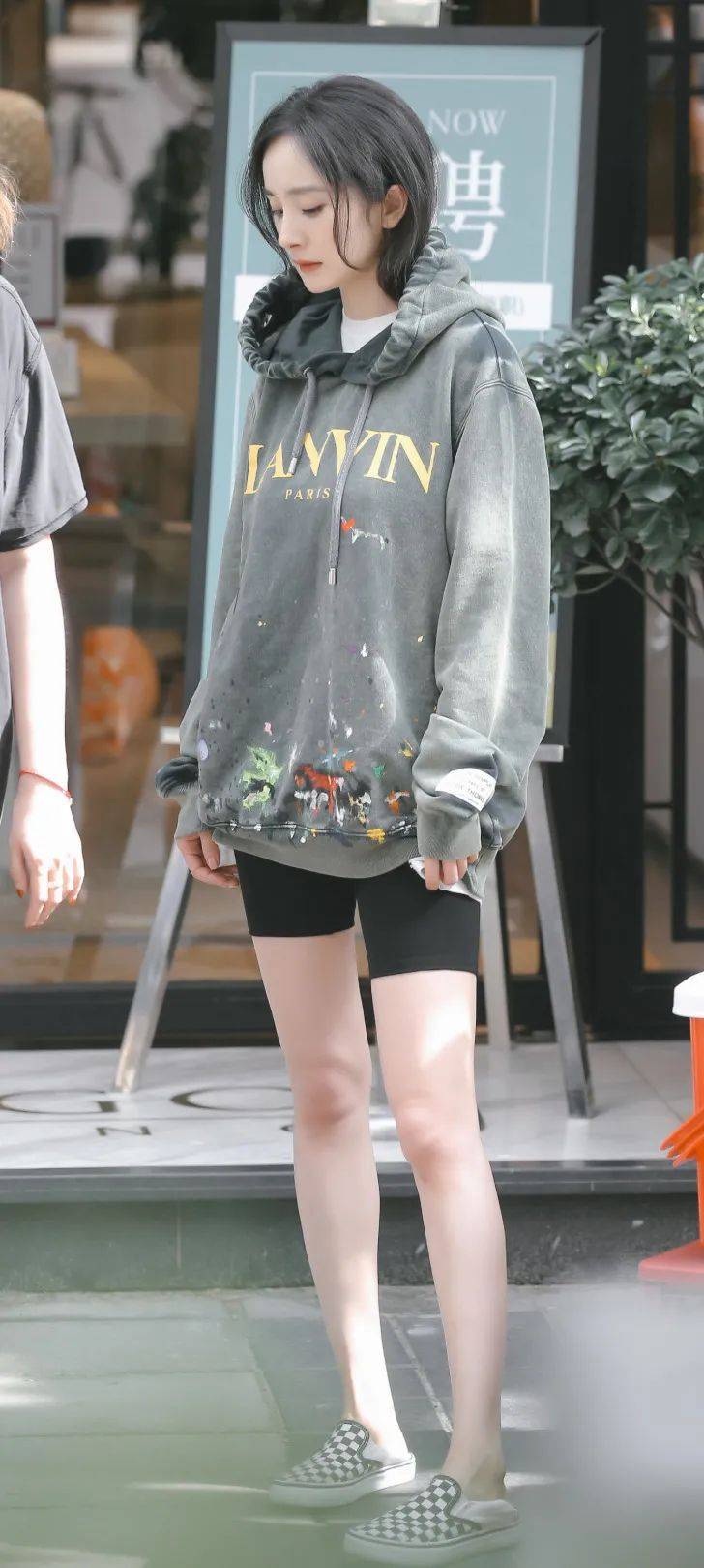 运动鞋|逛街偶遇杨幂…她穿短裤时总穿这几款鞋