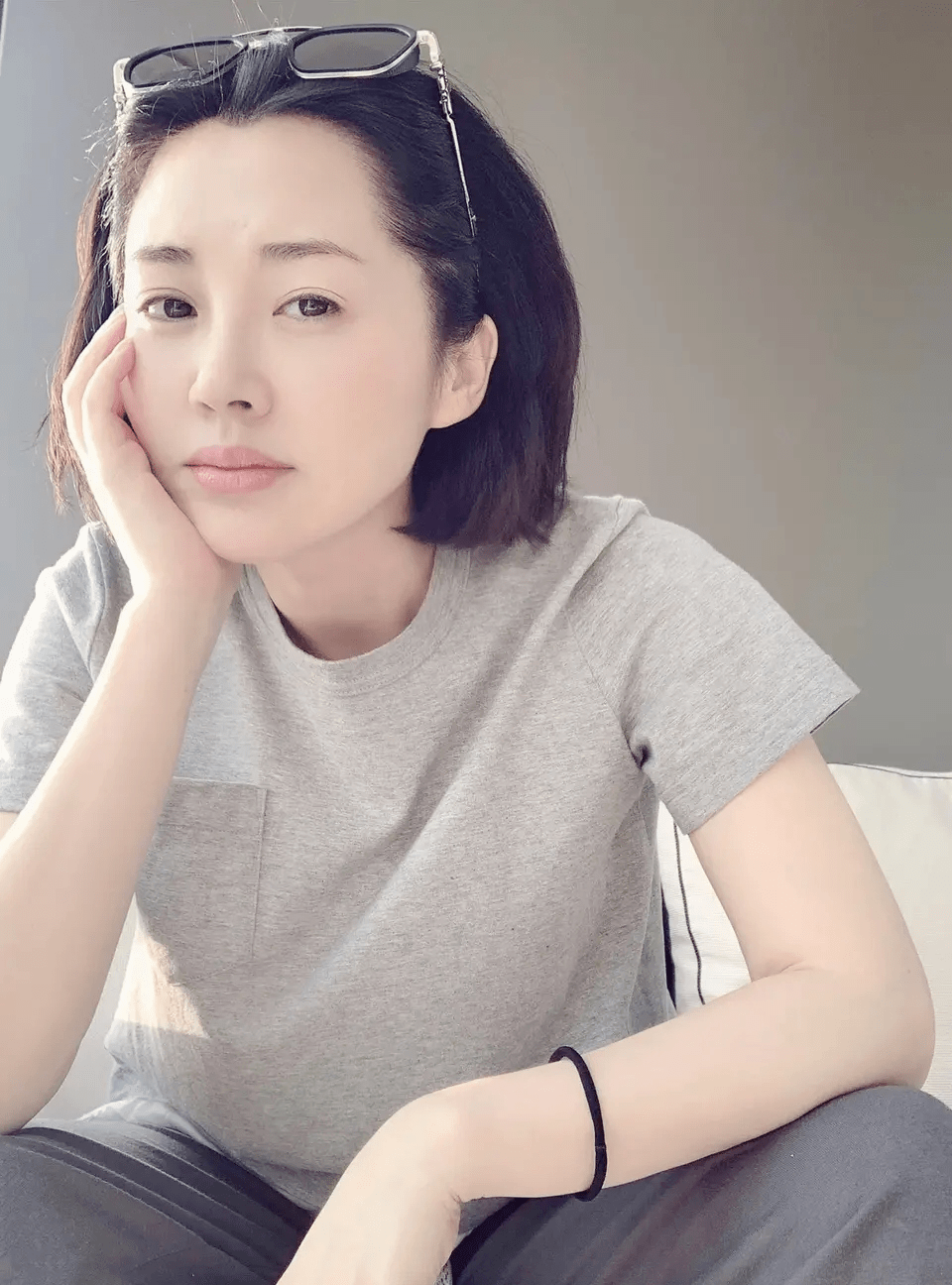 都信|许晴还能再“嫩”吗？穿灰色T恤配休闲裤减龄时尚，说是24岁都信
