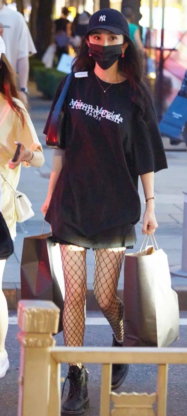 运动鞋|逛街偶遇杨幂…她穿短裤时总穿这几款鞋