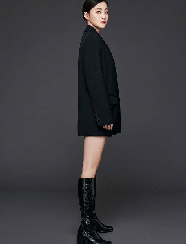 黑色|梅婷减肥成功后减龄至少10岁，穿抹胸连衣裙高调亮相，气质惊艳？