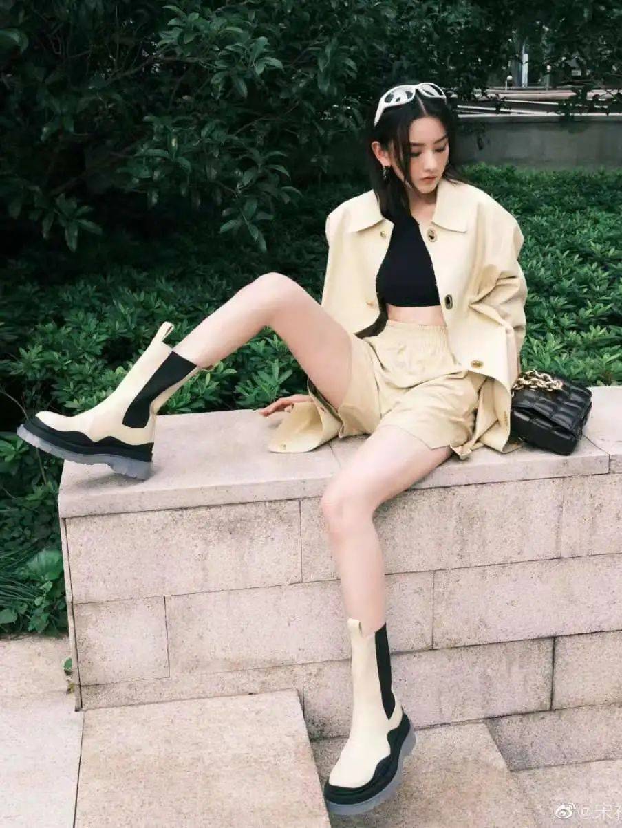 运动鞋|逛街偶遇杨幂…她穿短裤时总穿这几款鞋