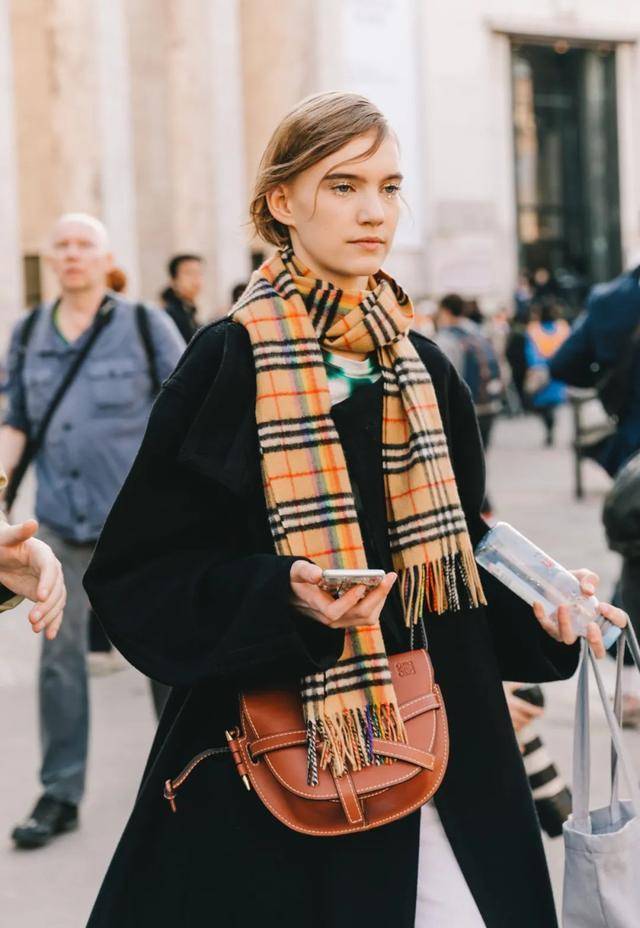 江疏影|江疏影气质搭配，实现的大衣自由，叠穿都不显胖的身材真不错