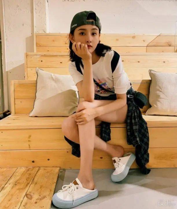 运动鞋|逛街偶遇杨幂…她穿短裤时总穿这几款鞋