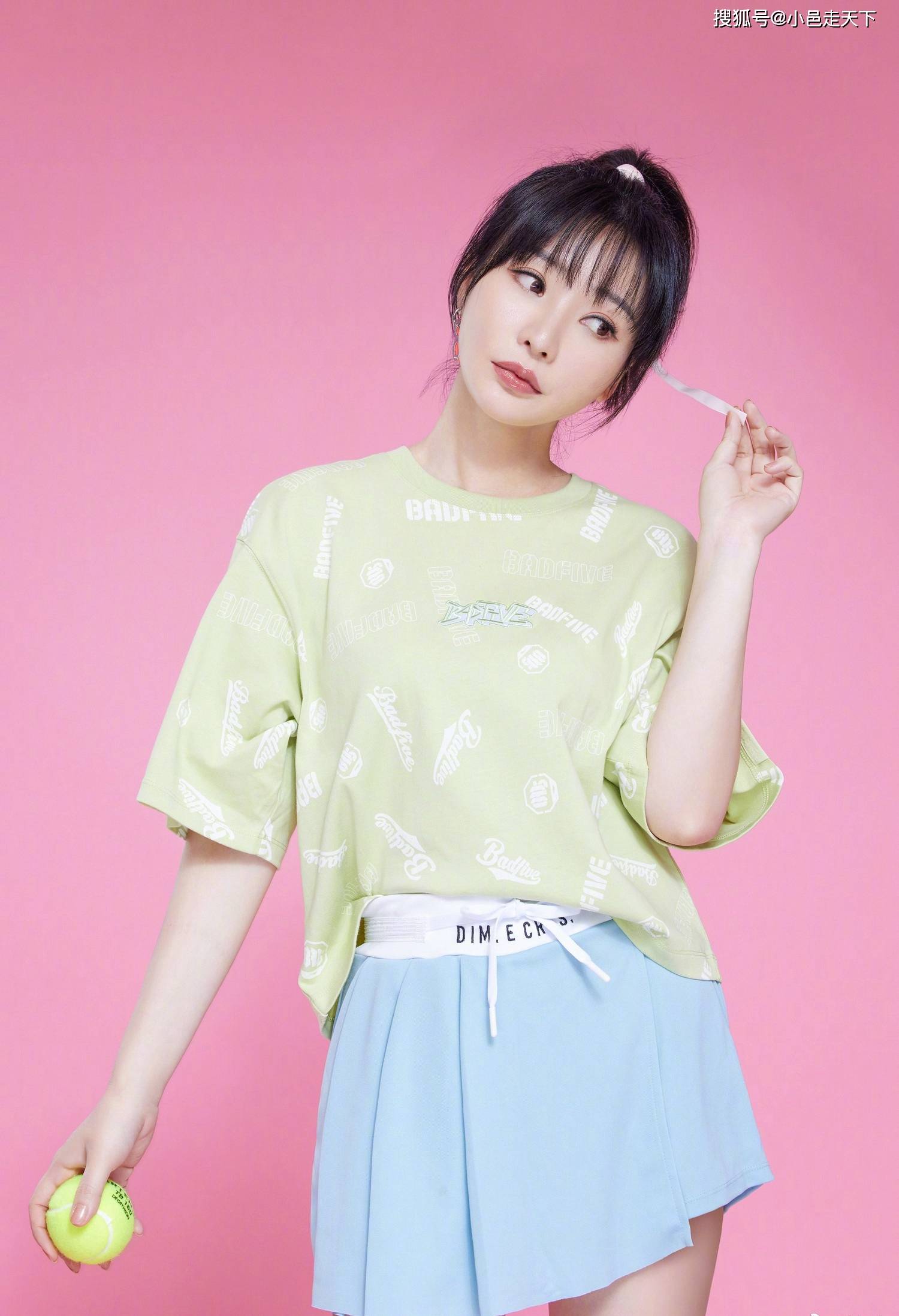 柳岩兰色超短裙性感写真