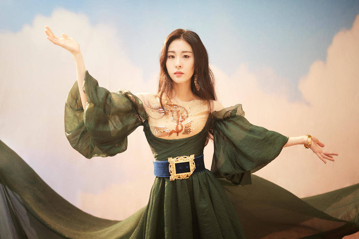整体|张碧晨才是“辣妈圈顶流”，身穿黑色西服套装亮相，细腰长腿绝了