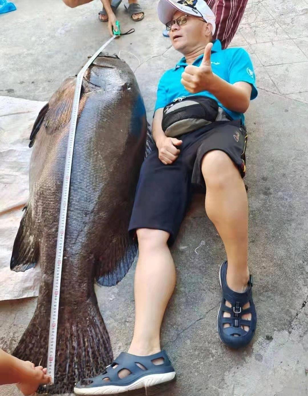 广东钓友钓获“巨型”石斑鱼，体长1米多！网友：保守估计有200斤