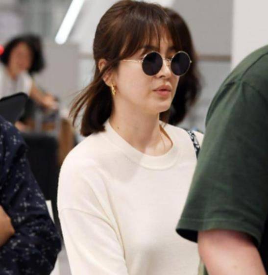 身材|宋慧乔单身之后更美了，穿白色毛衣配牛仔短裤，模样太像小姑娘了